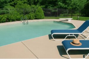 piscina con acqua torbida